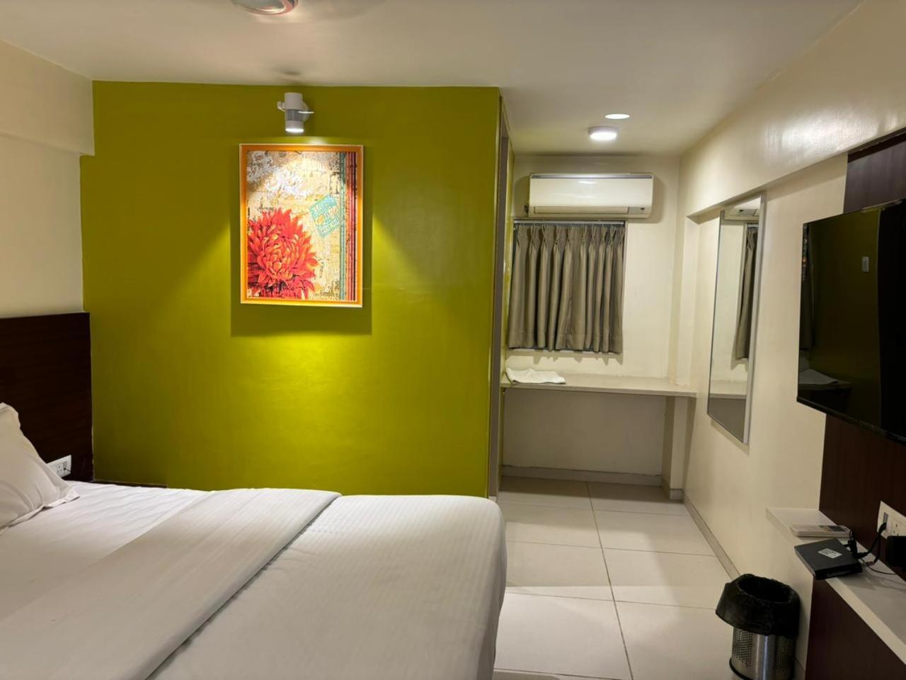 Hotel Haldi Nashik Buitenkant foto