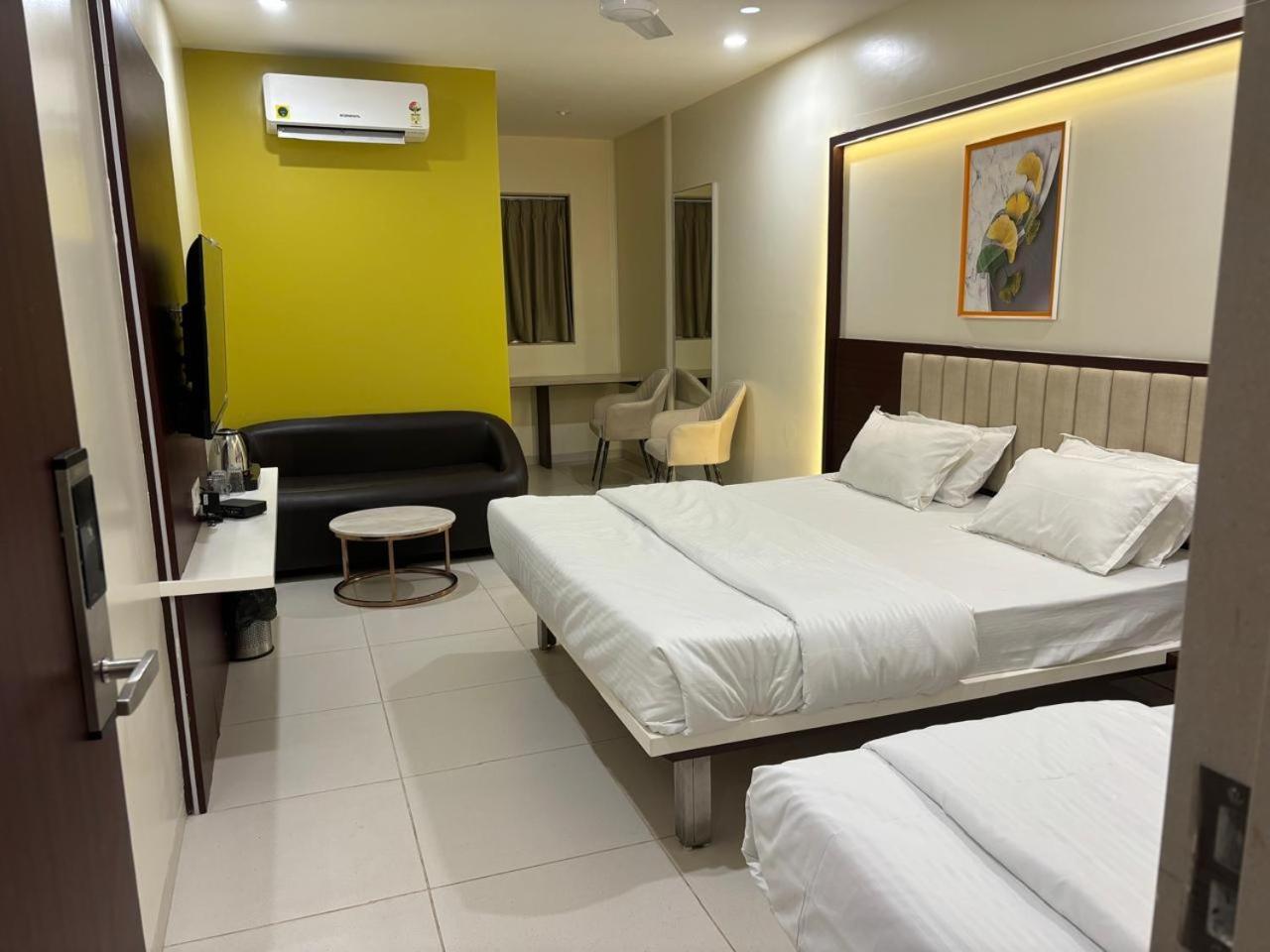 Hotel Haldi Nashik Buitenkant foto