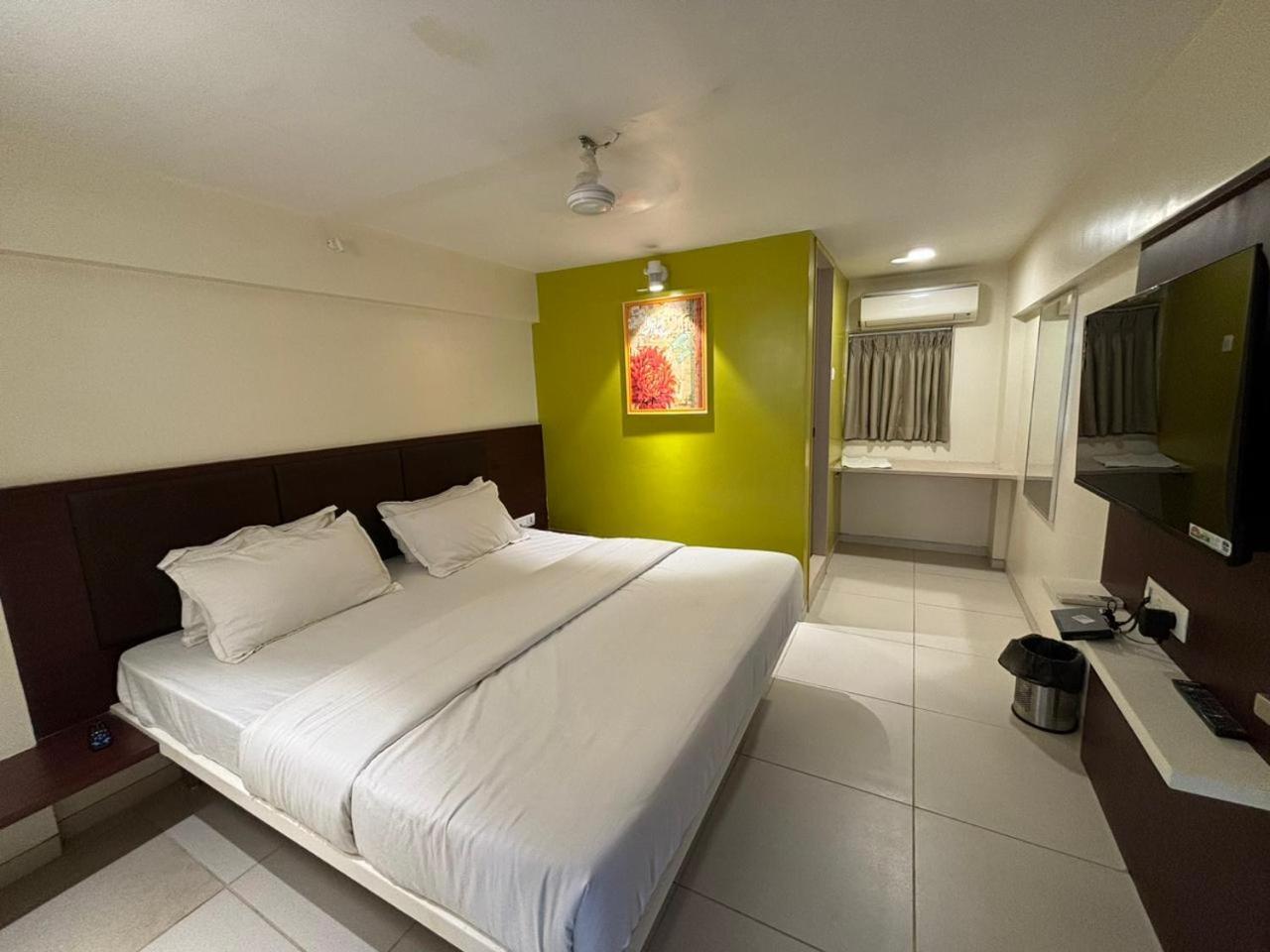 Hotel Haldi Nashik Buitenkant foto