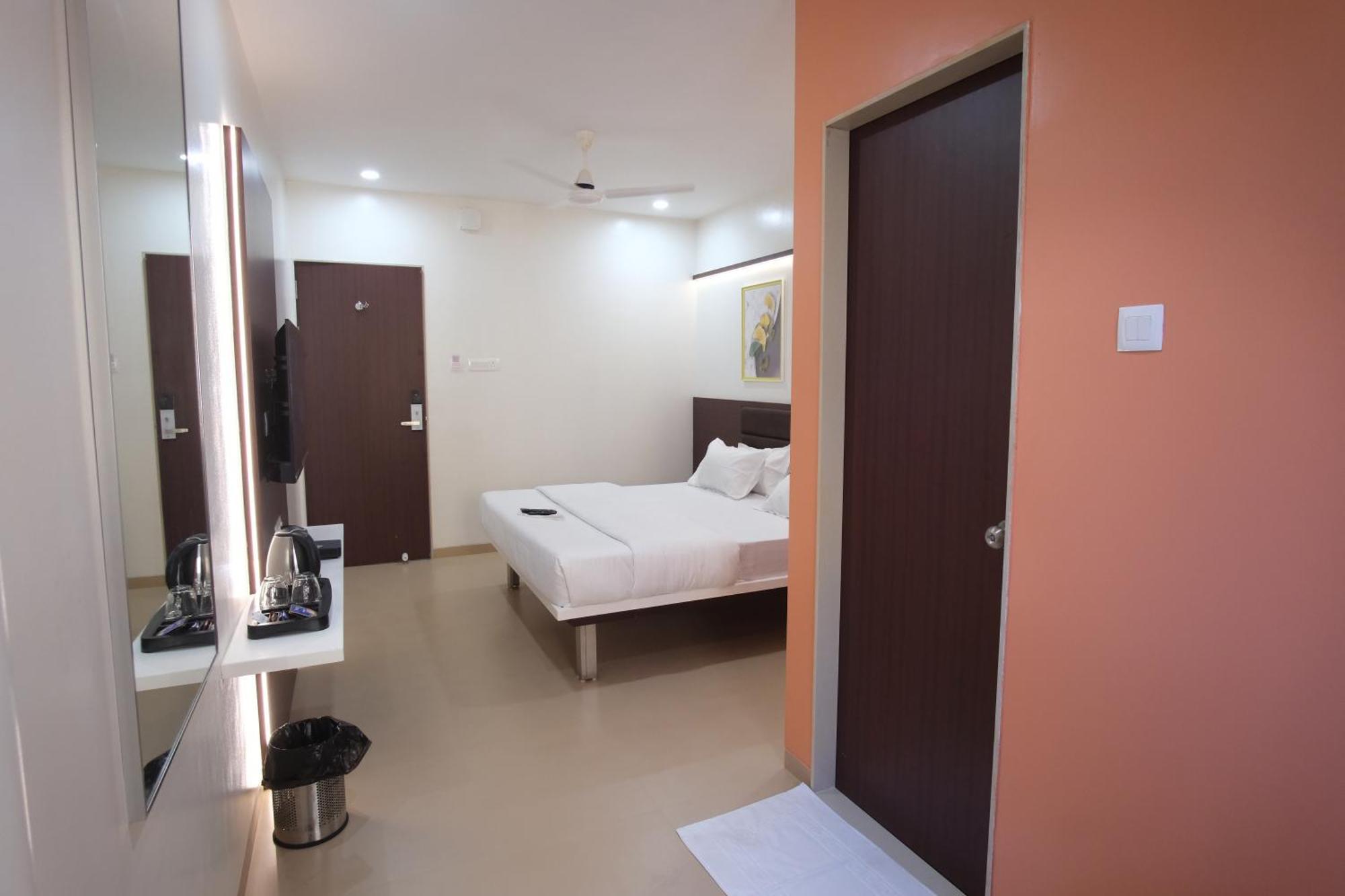 Hotel Haldi Nashik Buitenkant foto