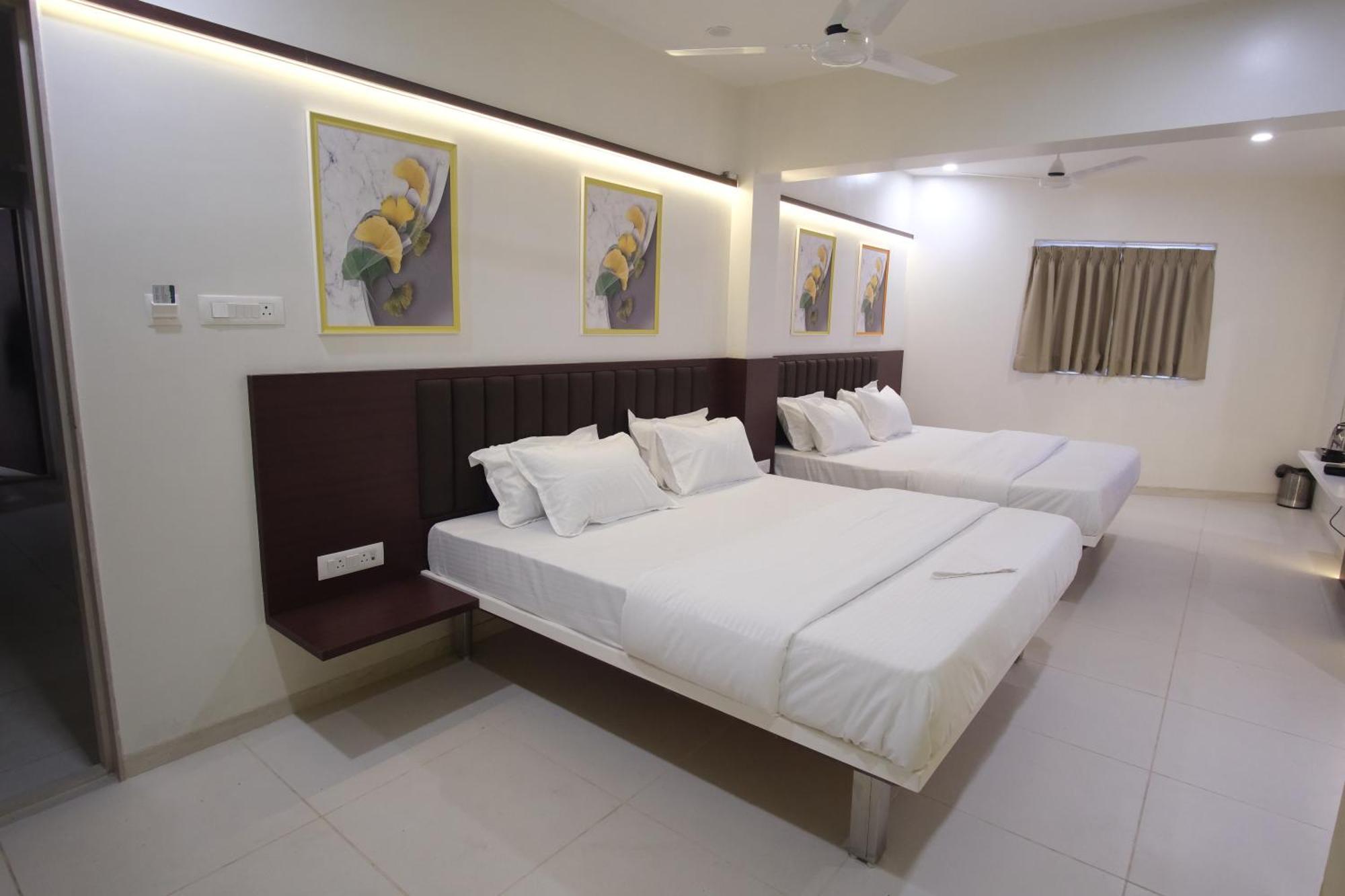 Hotel Haldi Nashik Buitenkant foto