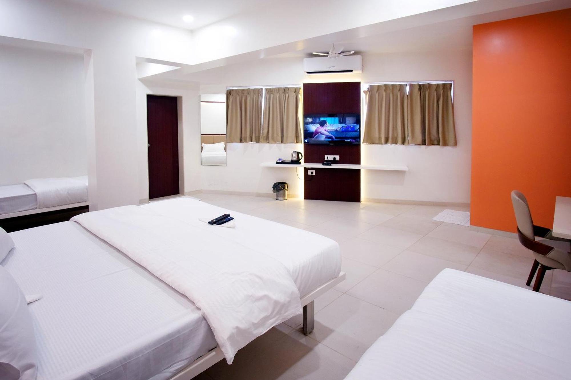 Hotel Haldi Nashik Buitenkant foto