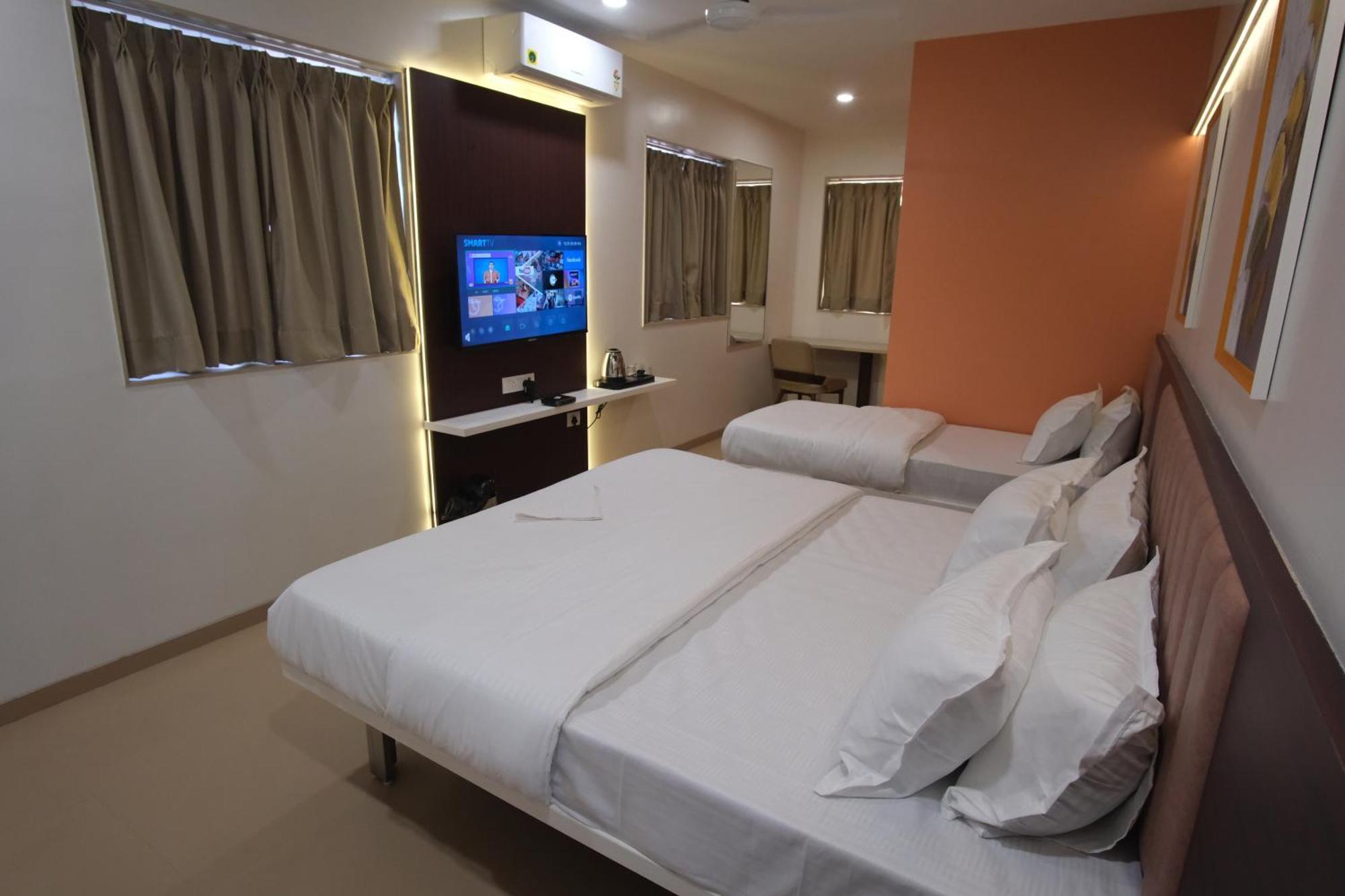 Hotel Haldi Nashik Buitenkant foto