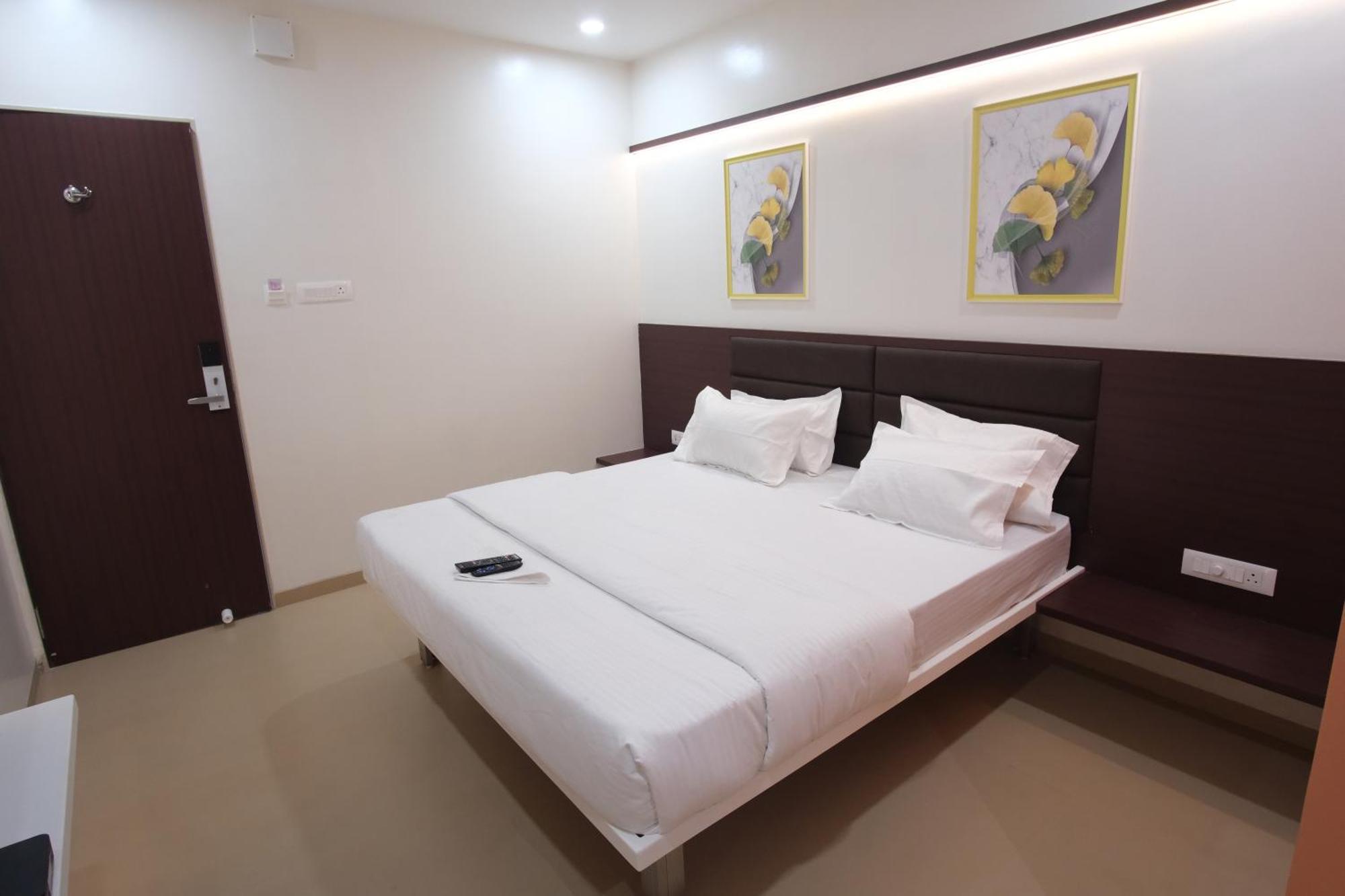 Hotel Haldi Nashik Buitenkant foto