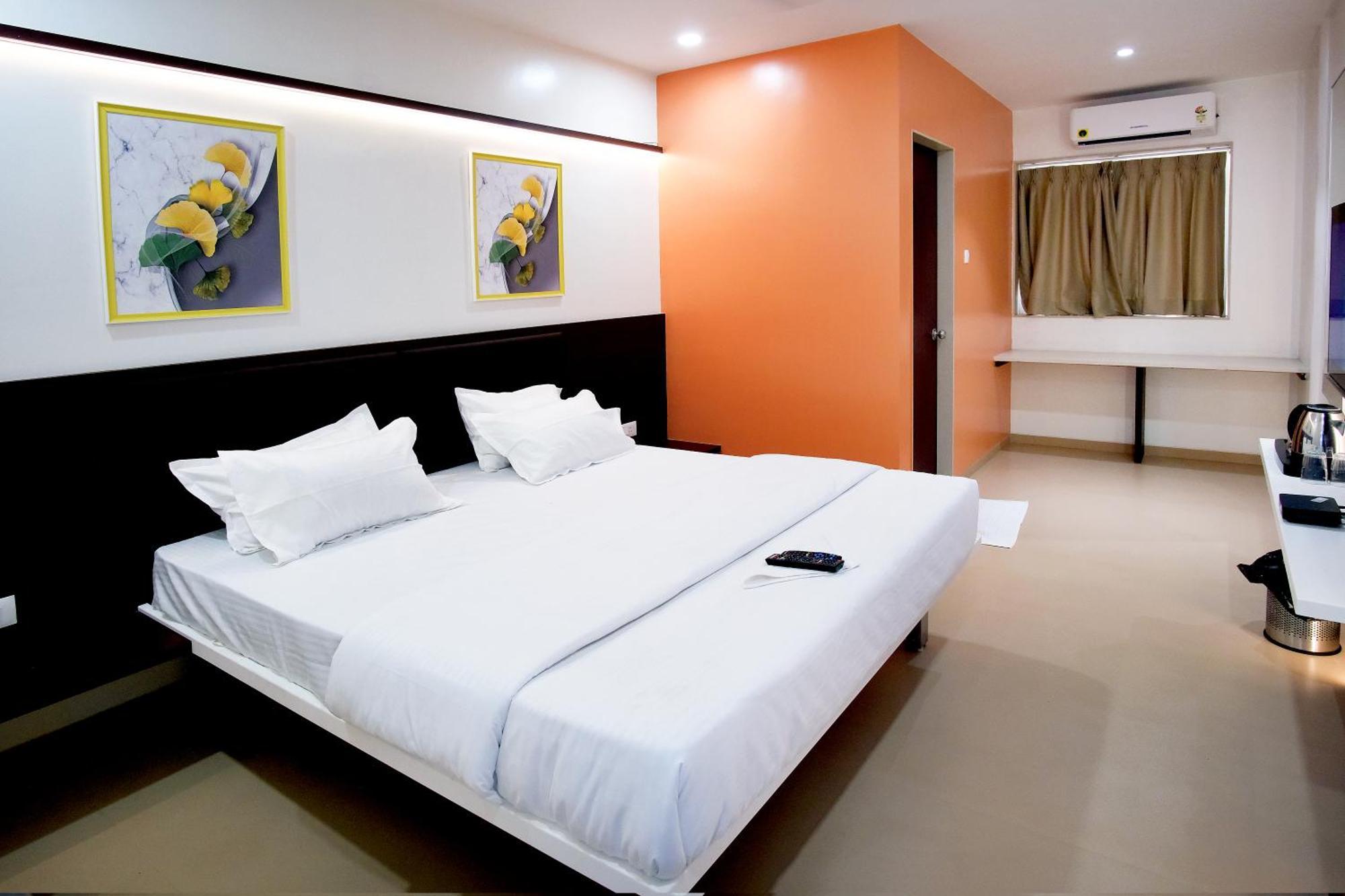 Hotel Haldi Nashik Buitenkant foto