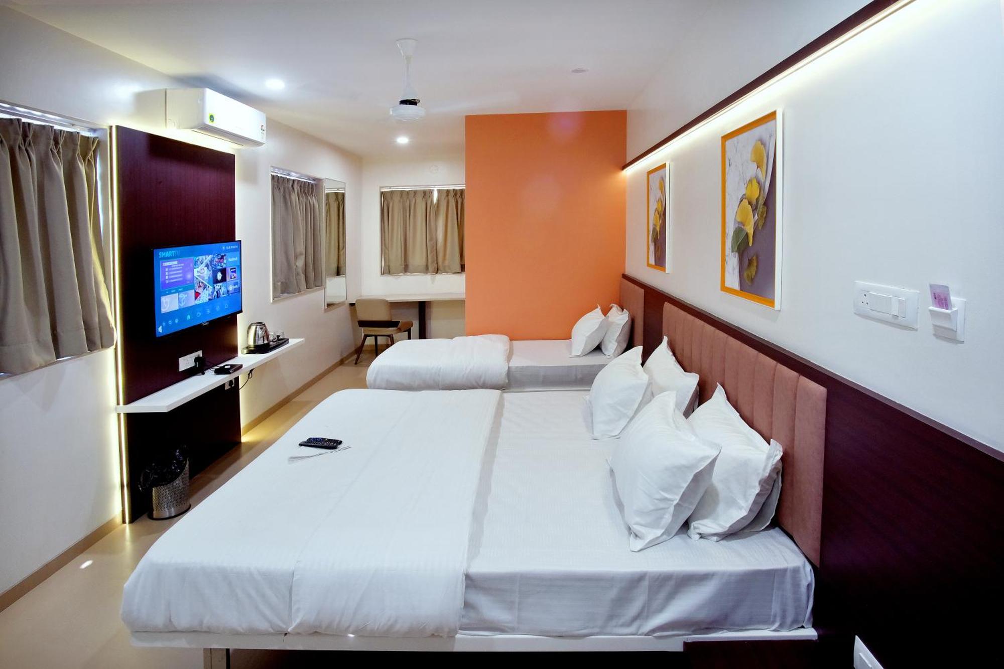 Hotel Haldi Nashik Buitenkant foto