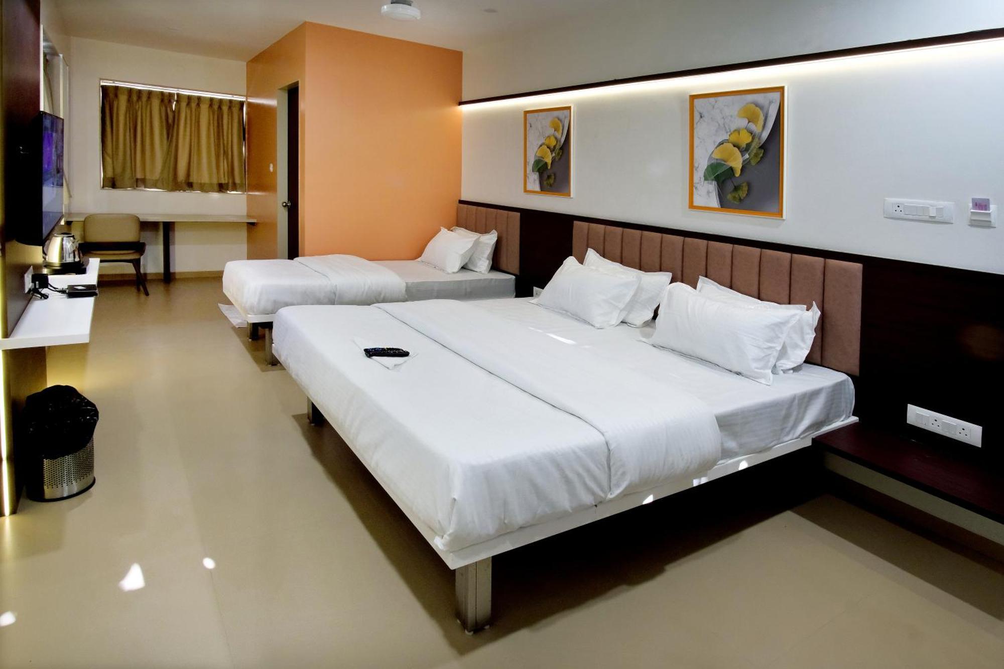 Hotel Haldi Nashik Buitenkant foto